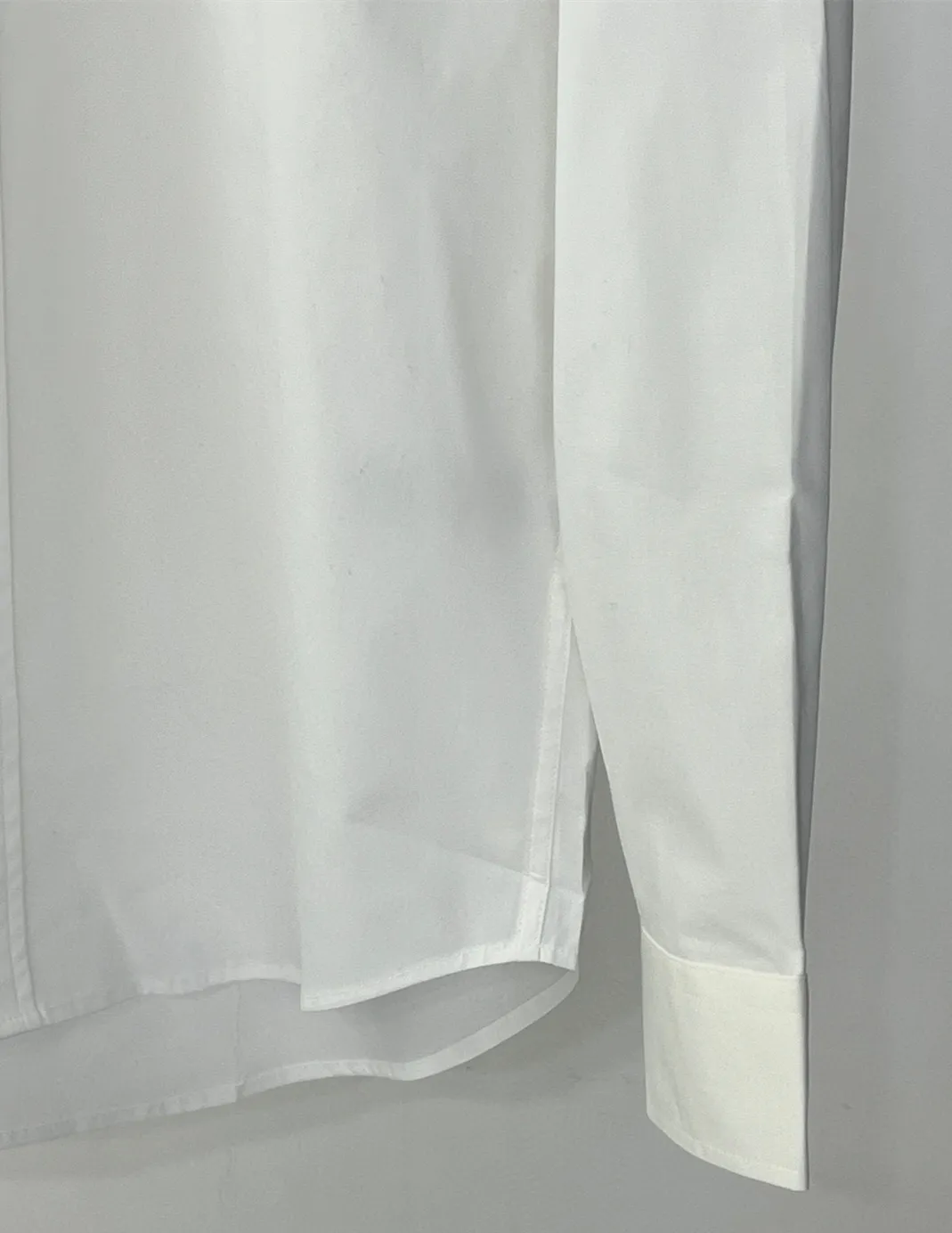 Ami Amy's early spring New Arrival high-tech pure cotton and bamboo fiber blended casual lapel shirt! Trading company channels are rare and available on the official website simultaneously! A classic iconic piece with excellent tailoring and unparalleled comfort, it is an indispensable shirt for spring, summer and autumn! A style that has always been popular, Classic will never go out of style! This shirt is customized by the customer. It is made of 50% cotton + 50% bamboo fiber. It is blended to create a silky high-tech cotton fabric. The ready-made garment is processed with a special process to maximize comfort and softness. It feels silky, soft and light, ensuring the comfort and breathability of the wearer. It can also be used as a sun protection garment in spring and summer! The shirt is an indispensable item in the modern casual wardrobe. With its loose gallery cut and lapel design, the upper body has the temperament of a shirt and the toughness of a big-name brand. In many clothing fields, quality control and style design have always been appropriate, making it a reassuring choice! Size: 39-43 (M-3XL) Color: Black White Size recommendation: Height 174-140 pounds, try on size 40! Boys' weight: Choose size 39 if you are under 135 pounds, choose size 40 if you are 138-145 pounds, choose size 41 if you are 145-155 pounds, choose size 42 if you are 155-165 pounds, choose size 43 if you are 165-185 pounds!